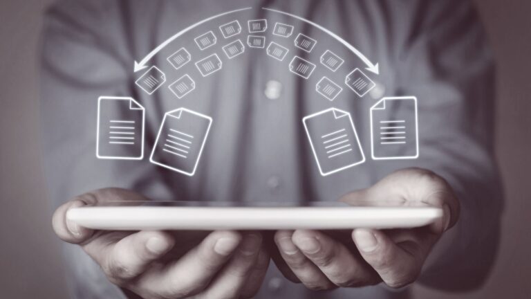 La Cour de cassation juge que la résolution judiciaire d'une cession d'actions rétablit le cédant dans ses droits d'actionnaire sans attendre la réinscription en registre. (158 caractères)