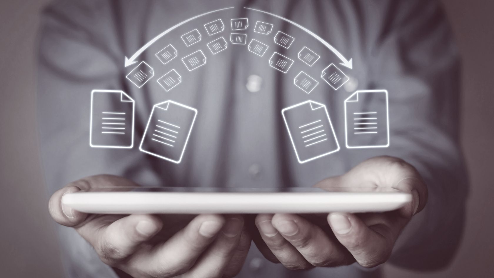 La Cour de cassation juge que la résolution judiciaire d'une cession d'actions rétablit le cédant dans ses droits d'actionnaire sans attendre la réinscription en registre. (158 caractères)